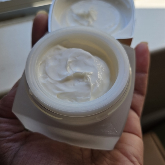 SUBLIMAGE LA CRÈME LUMIÈREUltimate Regeneration & Brightening Cream 1.7 oz. - Picture 9 of 9